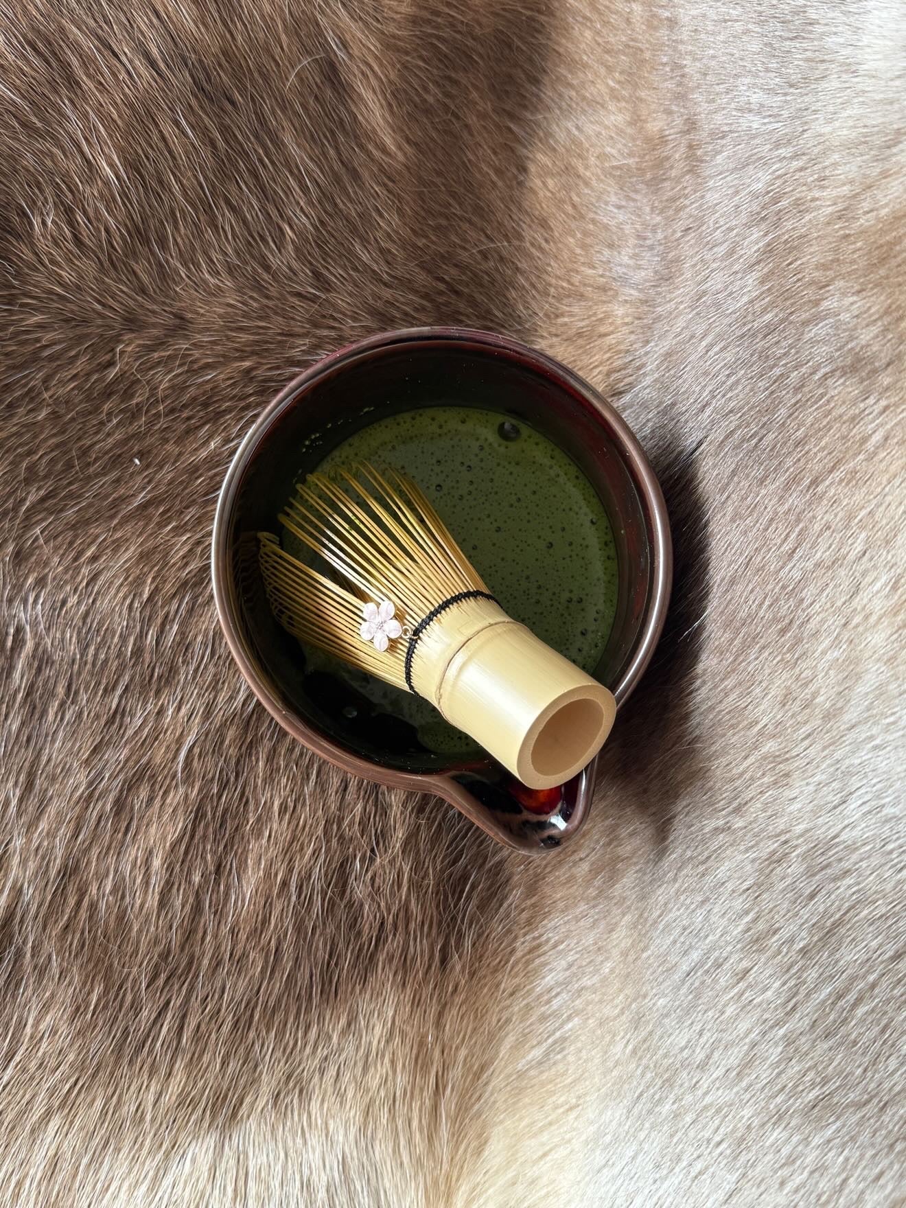 Fouet Traditionnel en Bambou fait à la main avec breloque fleur - Mademoiselle Matcha