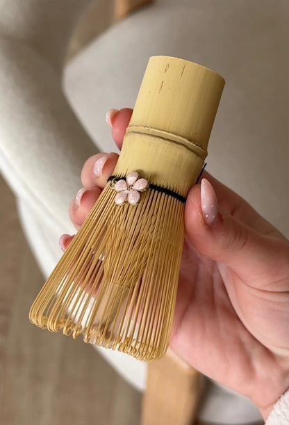 Fouet Traditionnel en Bambou fait à la main avec breloque fleur - Mademoiselle Matcha