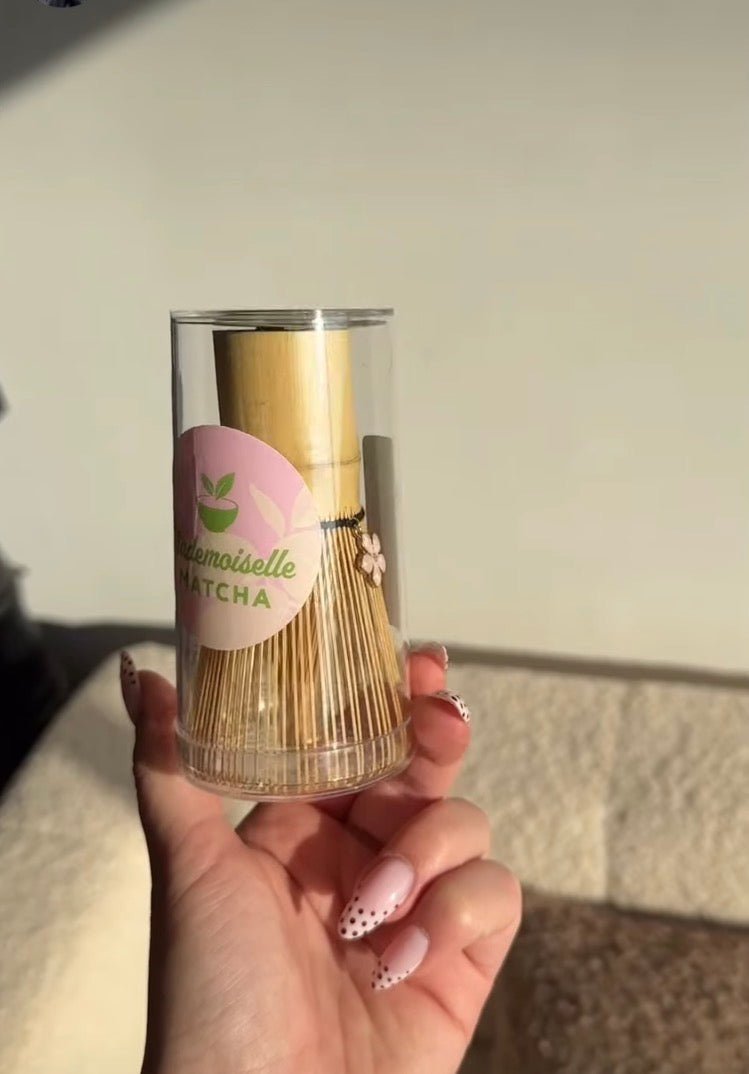 Fouet Traditionnel en Bambou fait à la main avec breloque fleur - Mademoiselle Matcha