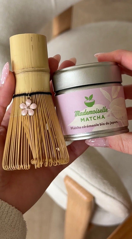 Victime de son succès, notre Matcha Cérémonial est actuellement en rupture de stock, mais reste disponible en précommande. Fouet ( Chasen) offert avec la précommande. - Mademoiselle Matcha